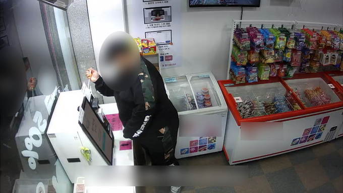 파주지역 무인점포에서 현금을 훔치고 있는 범행 장면. (사진=파주경찰서 제공)