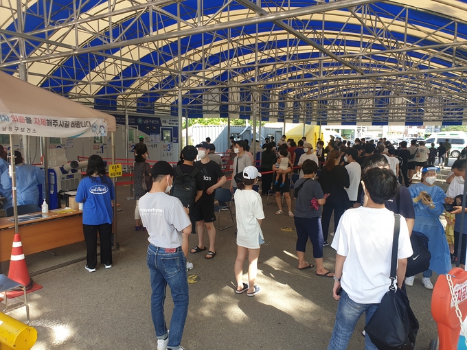 코로나19 검사자가 폭증하면서 14일 인천 남동구 선별진료소가 북적이고 있다. ( 사진 = 조경욱 기자 )