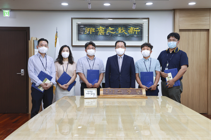 남양주시는 14일 시장 집무실에서 ‘2021년 상반기 친절공무원’선정자에게 표창장 및 부상을 전수했다. (사진=남양주시 제공)