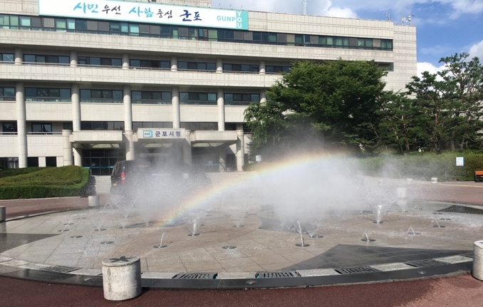 군포시청 바닥분수대에서 무지개가 나타났다. (사진=장순철 기자)