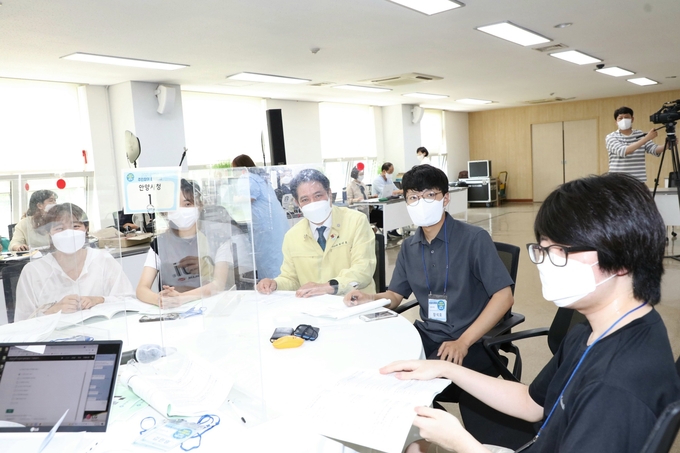 안양시가 '기후위기 비상행동 실천, 나부터 먼저’를 주제로 원탁회의를 갖고 있다. (사진=안양시 제공)