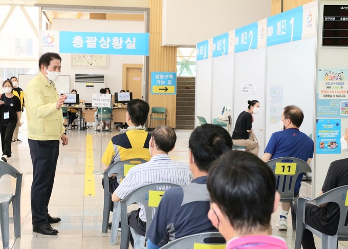 최대호 안양시장이 운수·학원종사자를 대상으로 접종 진행 중인 접종센터를 방문해 시민들을 격려하고 있다. (사진=안양시 제공)