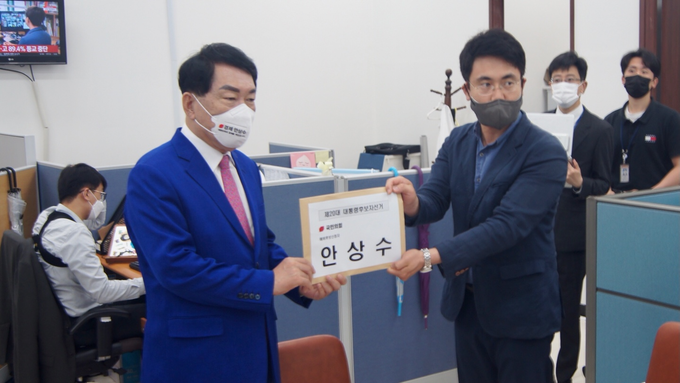 안상수 전 인천시장이 15일 내년 대통령선거 국민의힘 당내 경선후보로 가장 먼저 등록했다. ( 사진 = 안상수 후보실 제공 )