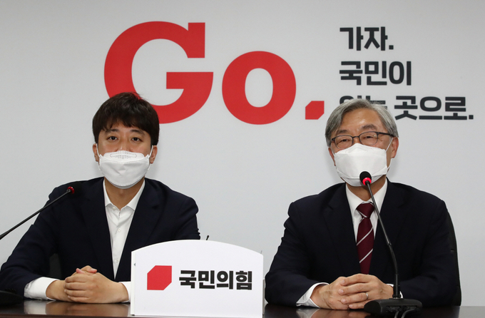 최재형 전 감사원장이 15일 서울 여의도 국민의힘 중앙당사에서 이준석 대표를 만나 인사말을 하고 있다. 사진= 연합뉴스 