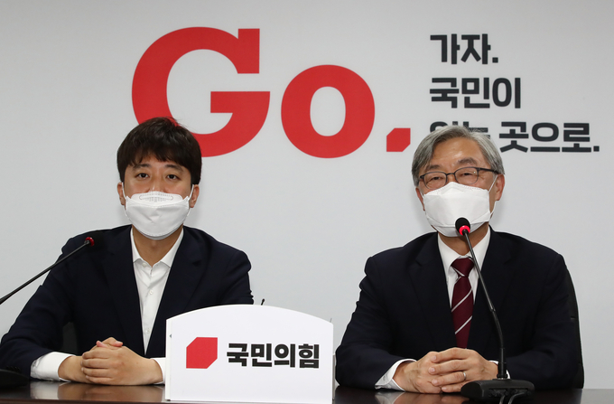 최재형 전 감사원장이 15일 서울 여의도 국민의힘 중앙당사에서 이준석 대표를 만나 인사말을 하고 있다. (사진=연합뉴스)