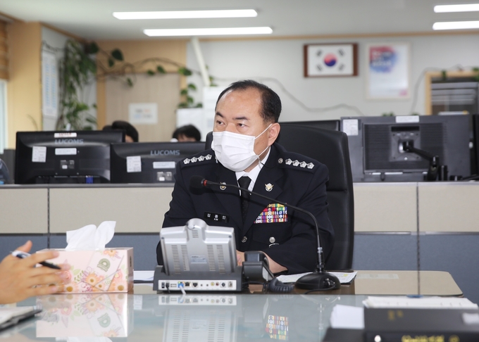 김종인 신임 서해5도특별경비단장이 취임 첫 날 종합상황실에서 치안상황 현황을 점검하고 있다. ( 사진 = 중부해경청 제공 )