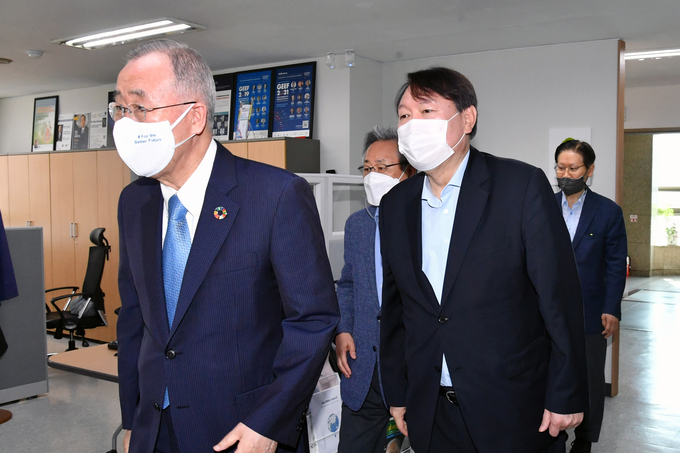 윤석열 전 검찰총장(오른쪽)이 15일 서울 종로구 경희궁길 반기문재단에서 반기문 전 UN 사무총장을 예방하고 있다. (사진=연합뉴스)