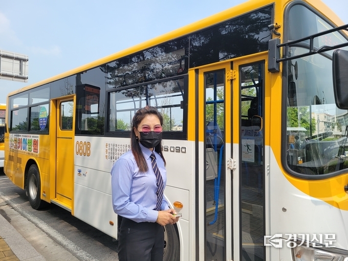 최우수 기사로 선정된 박경민씨가 마을버스 앞에서 포즈를 취하고 있다. (사진=파주시 제공)