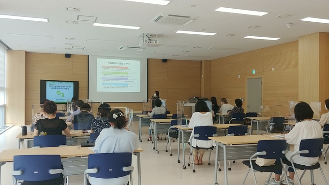 남양주시는 지난 8일과 15일 평생학습 동아리 관계자 30여 명을 대상으로 평생학습 관계자 전문연수 ‘동아리 성장로드맵’을 실시했다. (사진=남양주시 제공)