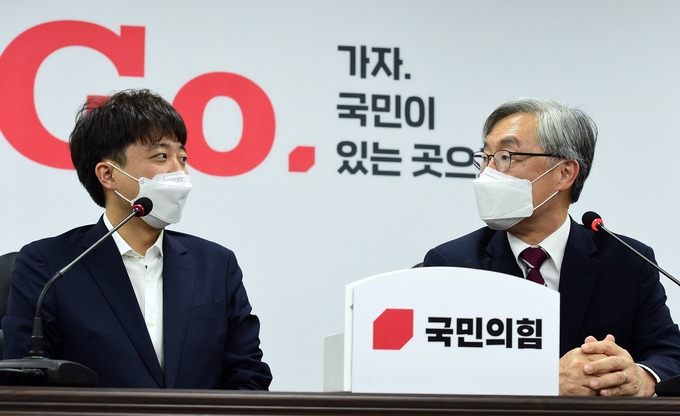 최재형 전 감사원장이 15일 서울 여의도 국민의힘 중앙당사에서 이준석 대표를 만나 인사말을 하고 있다. (사진=연합뉴스 제공)