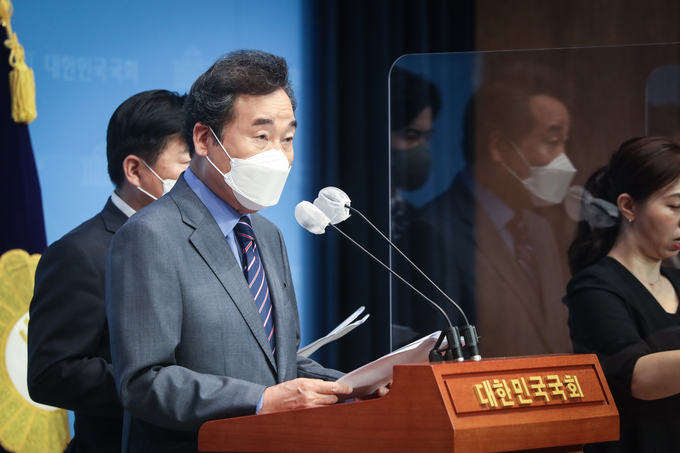 지난 6일 토지 독점규제 3법 관련 기자회견 중인 이낙연 전 더불어민주당 대표 (사진 = 이낙연 의원실 제공)