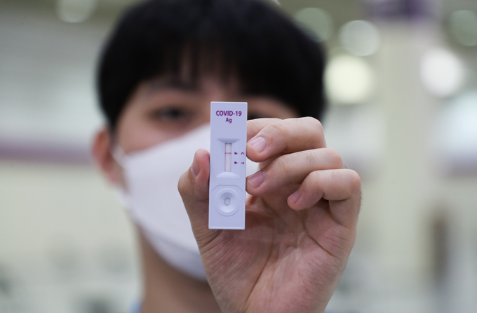 14일 서울 강남구 삼성동 코엑스에서 열린 2021 서울커피엑스포에서 한 참관객들이 입장에 앞서 코로나19 자가진단키트로 검사를 한 뒤 검사키트를 들어 보이고 있다. (사진=연합뉴스/자료사진)