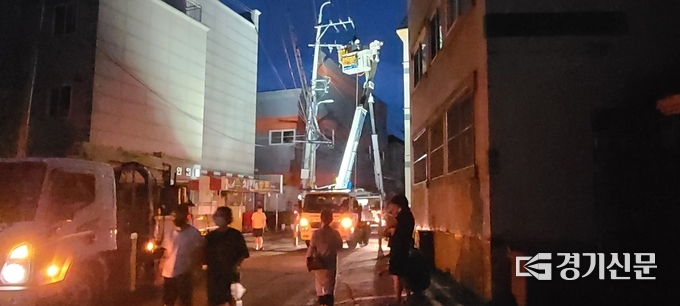 한전 긴급 보수팀이 해가 떨어진 이후에도 불을 밝히고 보수 공사를 하고 있다. (사진=문석완 기자)