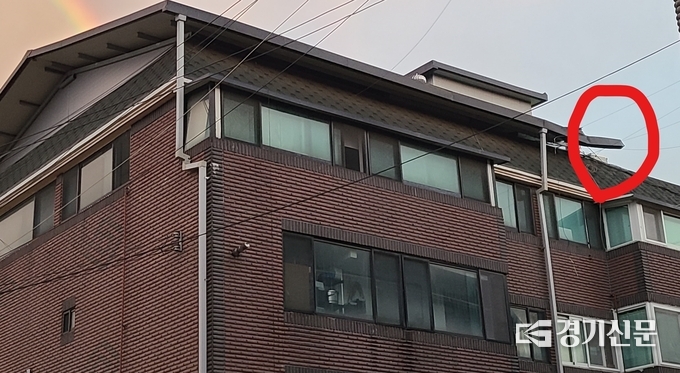 한 빌라 지붕 구조물이 날아가고 절반만 남았다. 빨간 동그라미 안은 날아가고 남은 접합 부분. (사진=문석완 기자)