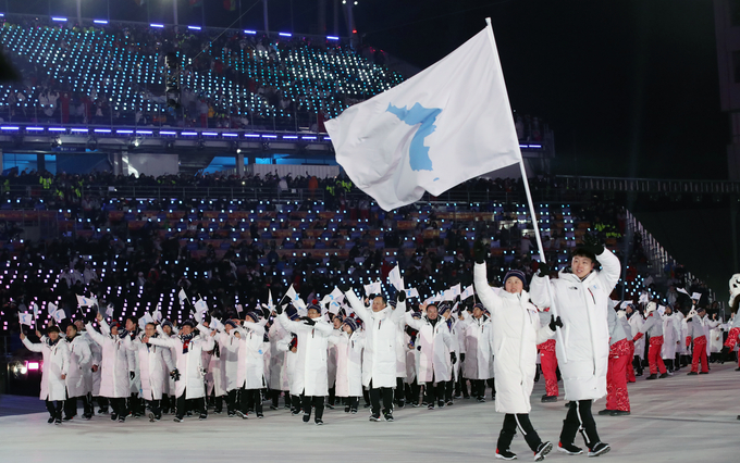 사진은 2018 평창동계올림픽 개막식에서 남북 선수단 공동기수인 남측 원윤종, 북측 황충금이 한반도기를 앞세우고 동시 입장하고 있는 모습. (사진=연합뉴스/자료사진)