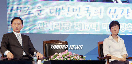 제주 한라체육관 합동연설회장에 참석한 당시 이명박 후보와 박근혜 후보 (사진 = 연합뉴스 제공)