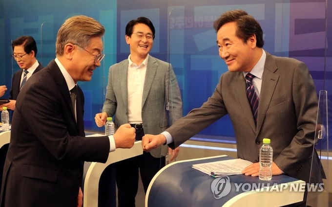 이낙연 더불어민주당 전 대표와 주먹 악수 중인 이재명 경기도지사 (사진 = 연합뉴스 제공)