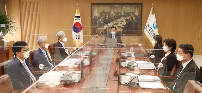 이주열 한국은행 총재가 15일 오전 서울 중구 한국은행에서 금융통화위원회 본회의를 주재하고 있다. (사진=한국은행 제공)