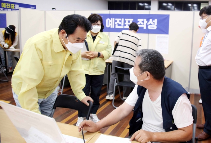 예방접종선테를 방문해 시민들의 의견을 청취하는 백군기 용인시장 (사진=용인시 제공)