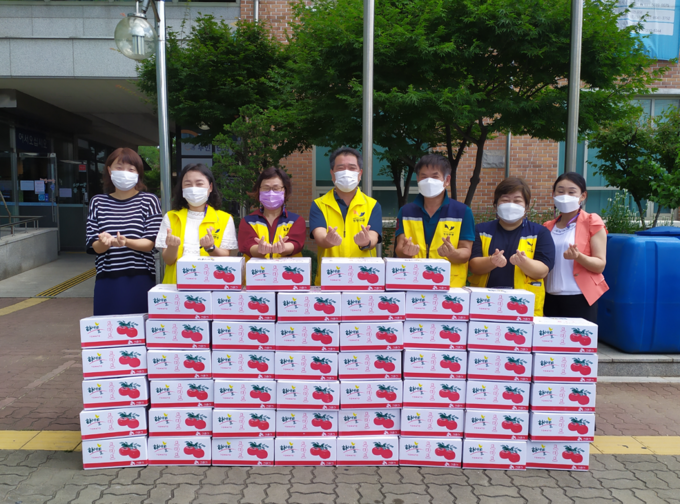 한국농장 왕한국 대표는 지난 15일 정왕본동 행정복지센터를 찾아 경제적으로 어려움을 겪고 있는 저소득층을 위해 써 달라며 직접 농사지은 감자와 방울토마토 50박스를 기탁했다.(사진=시흥시 제공)<br>