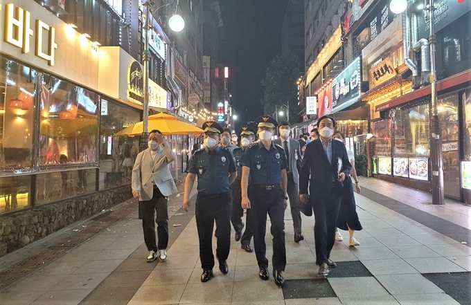 송민헌 인천경찰청장이 관계자들과 함께 구월동 로데오거리 유흥가에서 야간 방역수칙준수 현장을 둘러보고 있다. ( 사진 = 인천경찰청 제공 )