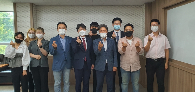 이학재 위원장 등 국민의힘 인천시당 관계자들과 인하대 총학생회 간부들이 간담회를 마친 뒤 함께 기념촬영을 했다. ( 사진 = 국민의힘 인천시당 제공 )