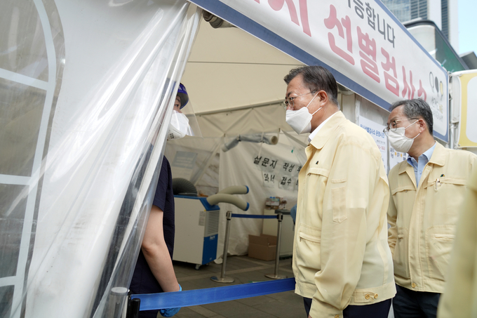 문재인 대통령이 18일 오전 서울 강남구 삼성역 인근 코로나19 임시선별검사소 현장을 방문, 의료진을 격려하고 있다. (사진=청와대 제공)