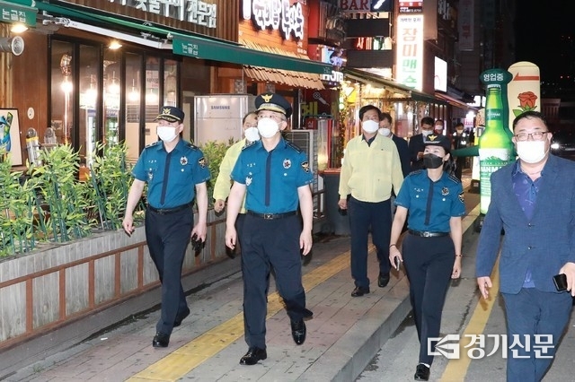 지난 17일 오후 수원시 인계동 일대 유흥가 및 식당가 밀집지역에서 김원준 경기남부경찰청장이 코로나19 방역상황을 점검하고 있다. (사진=경기남부청 제공)