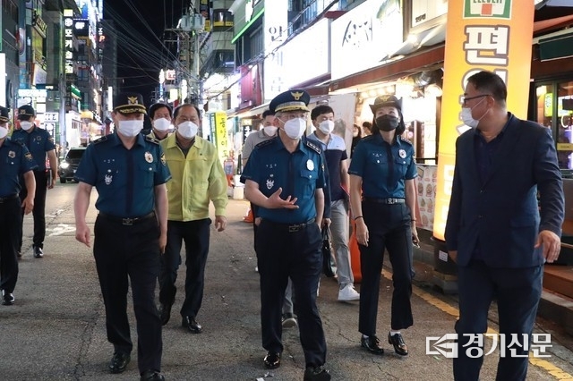 지난 17일 오후 수원시 인계동 일대 유흥가 및 식당가 밀집지역에서 김원준 경기남부경찰청장이 코로나19 방역상황을 점검하고 있다. (사진=경기남부청 제공)