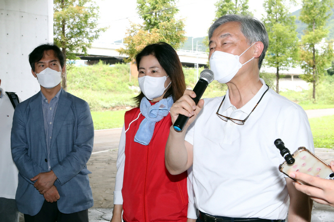 최재형 전 감사원장(오른쪽)이 17일 오전 부산 해운대구 석대사거리 동천교 인근에서 국민의힘 김미애 의원과 국민의힘 해운대구을 당원협의회가 마련한 환경미화 봉사활동 시작에 앞서 인사말을 하고 있다. 사진= 연합뉴스 