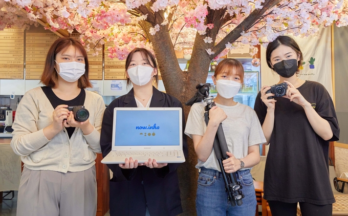  인하대 후문가 활성화를 위해 나선 인하대학교 광고동아리 애드곤 학생들. ( 사진 = 인하대 제공 )