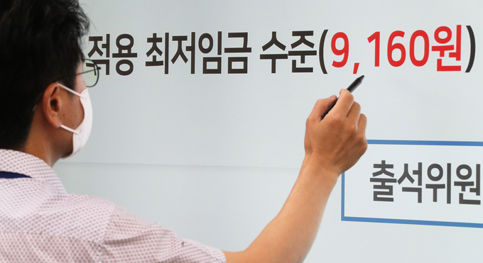 내년도 시간당 최저임금이 올해보다 5.1% 오른 시간당 9천160원으로 결정된 13일 오전 세종시 정부세종청사 전원회의실에서 관계자가 모니터 앞에서 자료를 살피고 있다. (사진=연합뉴스 제공/자료사진)