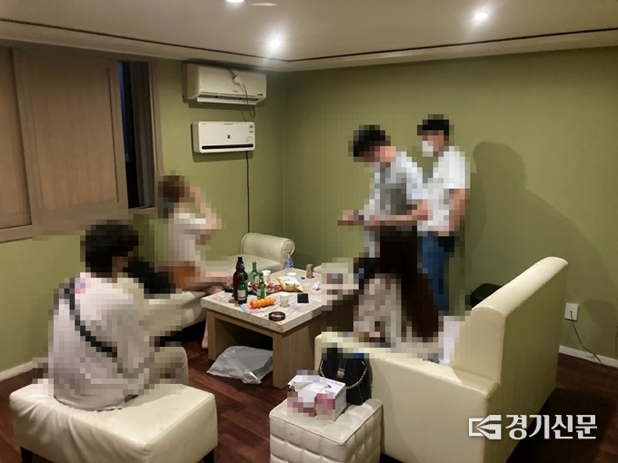 지난 17일 밤 수원시 인계동 변동 유흥업소 단속 현장. (사진=경기남부청 제공)