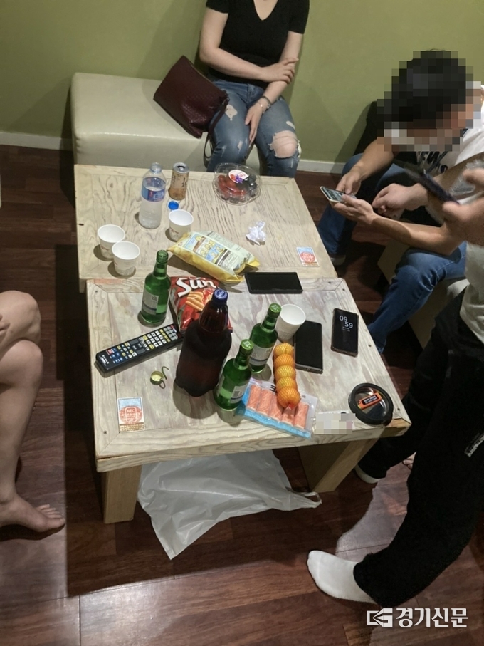 지난 17일 밤 수원시 인계동 변동 유흥업소 단속 현장. (사진=경기남부청 제공)