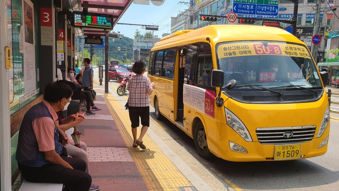 화성시 남양읍 시청로 앞 버스정류장에서 시민들이 무상교통 버스를 기다리고 있다. (사진=화성시 제공)