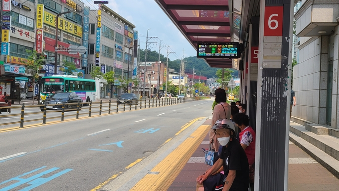 화성시 남양읍 시청로 앞 버스정류장에서 시민들이 무상교통 버스를 기다리고 있다. (사진=화성시 제공)
