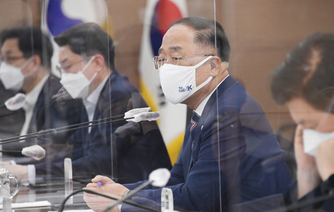 홍남기 경제부총리 겸 기획재정부 장관이 19일 오후 정부세종청사에서 열린 기획재정부 확대간부회의에서 발언하고 있다. (사진=기획재정부 제공)