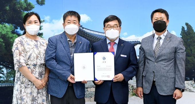 광주시가 ‘제3회 한국문화가치대상’에서 우수상을 수상했다. 신동헌 시장(사진 왼쪽 세번째)과 시청 직원들이 수여한 상장을 들어보이고 있다. (사진=광주시 제공)