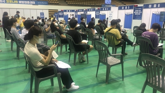 19일 수원시 아주대학교 실내체육관에 마련된 코로나19 예방접종센터. (사진=김민기 기자)