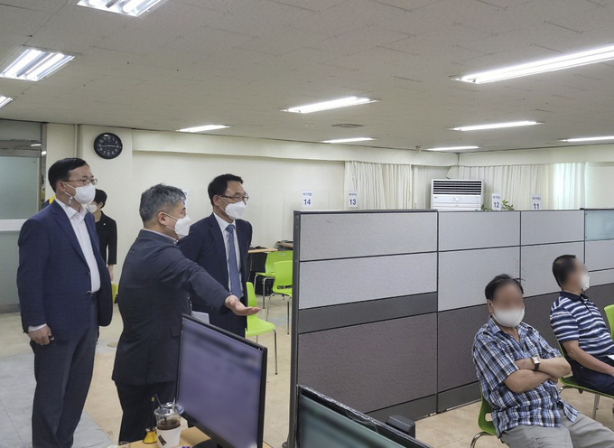 김재철 중부지방국세청장은 19일 오전 본청 회의를 마치고 예정에 없던 수원세무서를 방문해 부가가치세 확정신고 현장 및 코로나19 방역체계를 긴급 점검했다. (사진=중부지방국세청 제공)