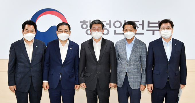 특례권한 확보에 대한 논의를 진행한 전해철 행정안전부 장관과 4개 특례시 시장 (사진=용인시 제공)
