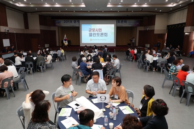 군포시민 퍼실리테이터가 2019년 군포시민 열린토론회 원탁회의에서 효율적인 토론 진행을 유도하고 있다.