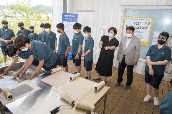 김포시와 교육청,시의회가 경계 없는 마을학교가 열리는 현장에 참관하고 있다.(사진=김포시청제공)