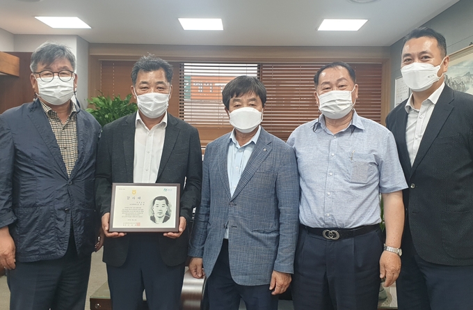 전덕천 연천군 농업정책과장(사진 왼쪽 두번쨰)이 오정훈 NH농협 연천군지부장(왼쪽 세번째)로부터 '동행6060 감사패'를 전달받은 뒤 기념촬영을 하고 있다. (사진=NH농협 연천군지부 제공)
