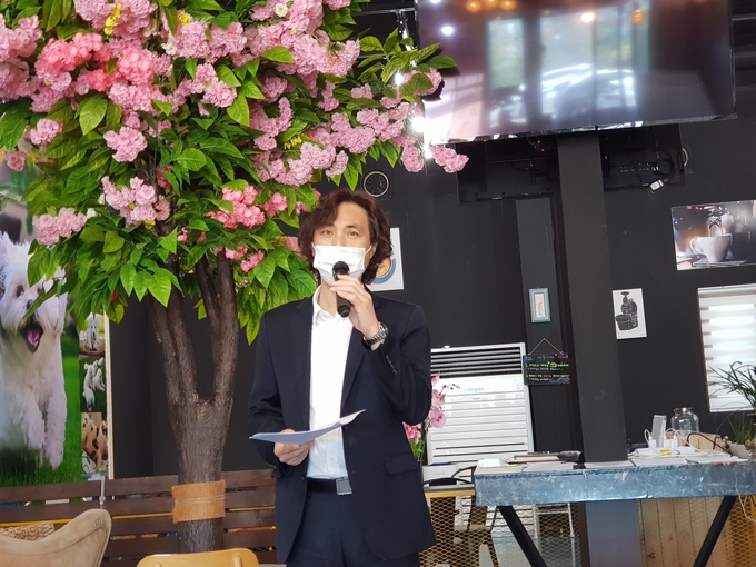 지난해 9월 파주 한 카페에서 체육회장 부정선거를 폭로하며 기자회견하고 있는 함지수 전 팀장. (사진=최연식 기자)