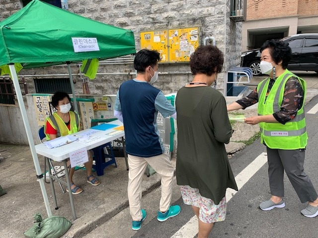 십정2동이 쓰레기문제를 해결하기 위해 운영 중인 클린데스크. ( 사진 = 부평구 제공 )