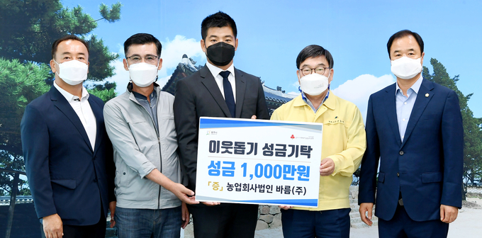 농업회사법인 바름㈜ 김동명 대표가 어려운 이웃에 써달라며 광주시를 찿아 신동헌 시장에게 성금을 전달하고 있다. (사진=광주시 제공)