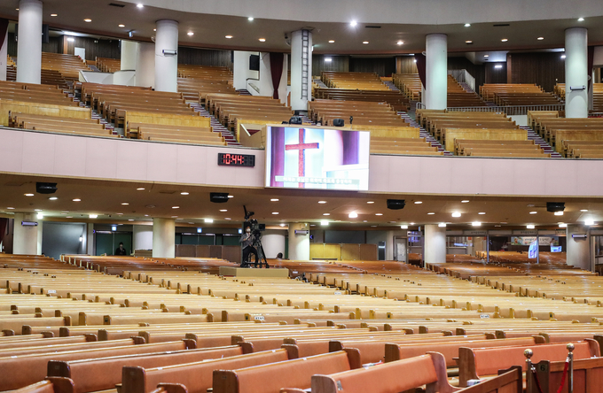  신종 코로나바이러스 감염증(코로나19) 확산으로 수도권 사회적 거리두기 4단계가 내려진 18일 오전 서울 영등포구 여의도순복음교회에서 비대면으로 주일 예배가 진행되고 있다. (사진=연합뉴스)
