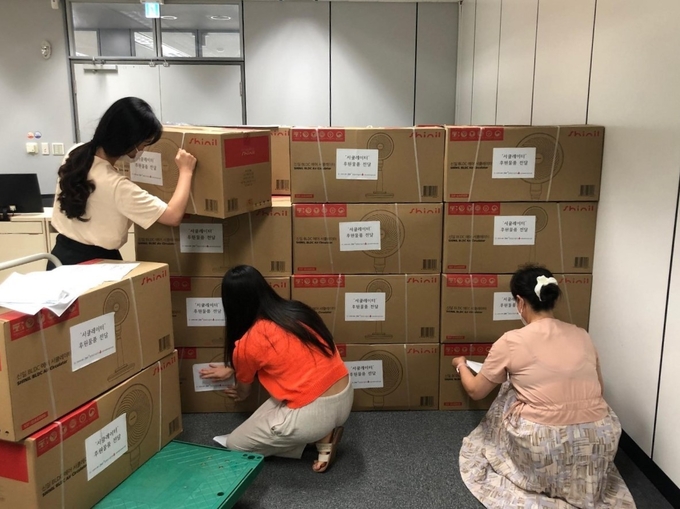 iH공사 직원들이 북한이탈주민들에게 전달할 냉방용품을 점검하고 있다. ( 사진 = iH공사 제공 )