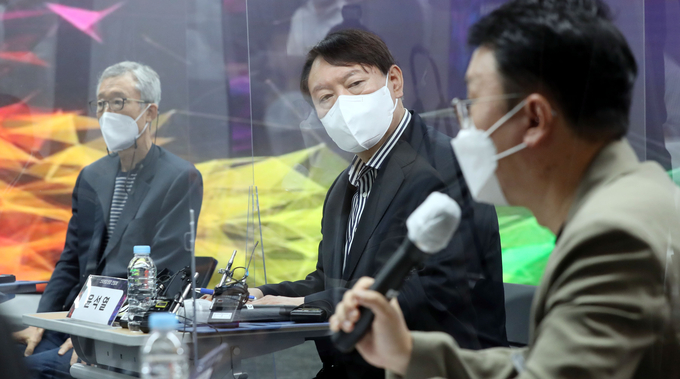 윤석열 전 검찰총장이 7월 8일 오전 서울 강남구 팁스타운에서 열린 '스타트업 현장 간담회'에서 참석자 발언을 경청하고 있다. 왼쪽부터 고영하 한국엔젤투자협회장, 윤 전 검찰총장, 최성진 코리아스타트업 포럼대표. (사진=연합뉴스 제공/자료사진)